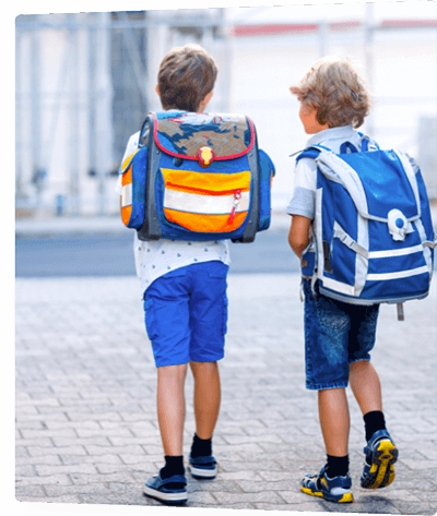 Kinder auf dem Schulweg